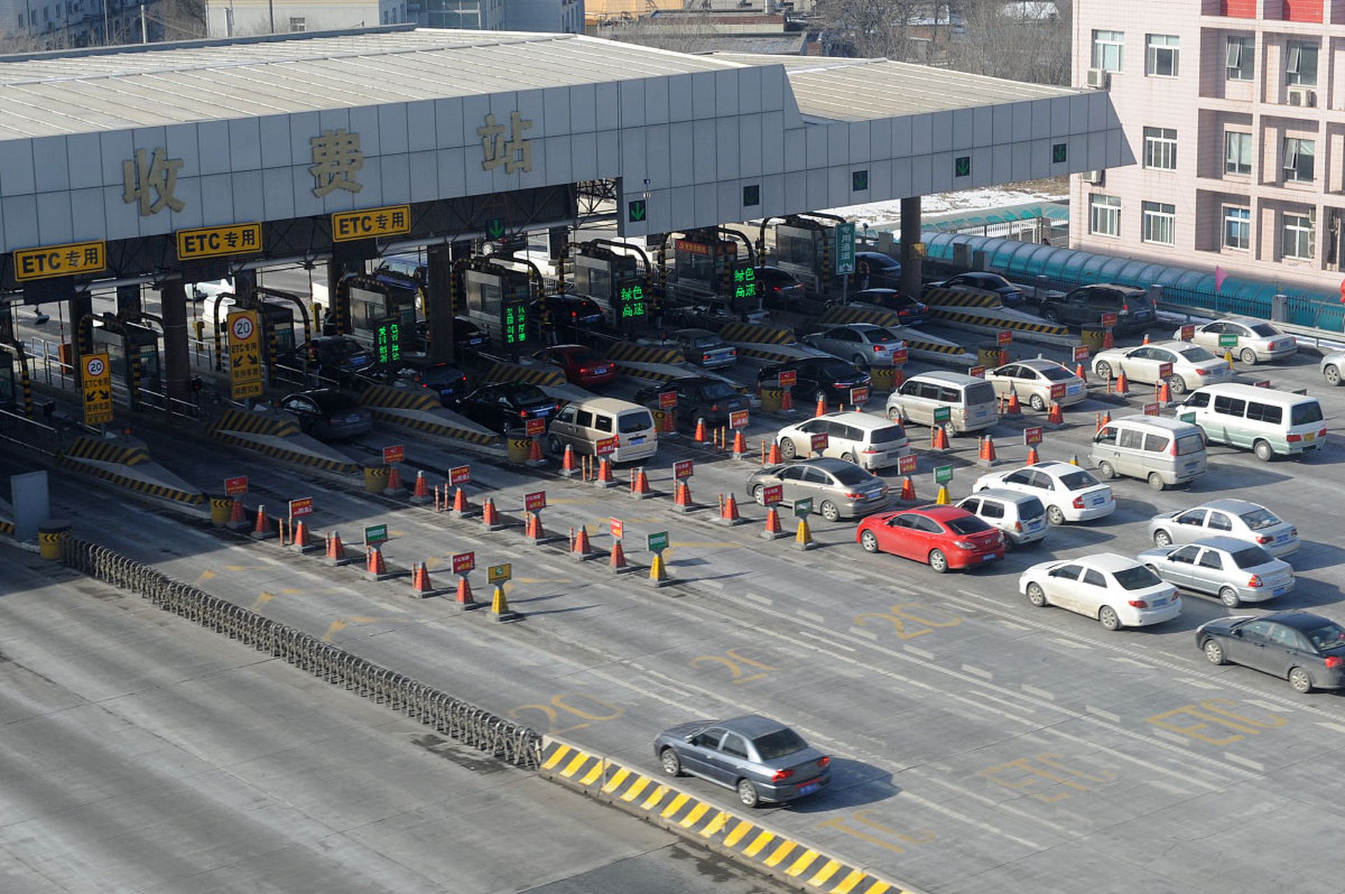 堂姐的儿子大专毕业后就托关系去了高速公路的收费站工作,据说一个月