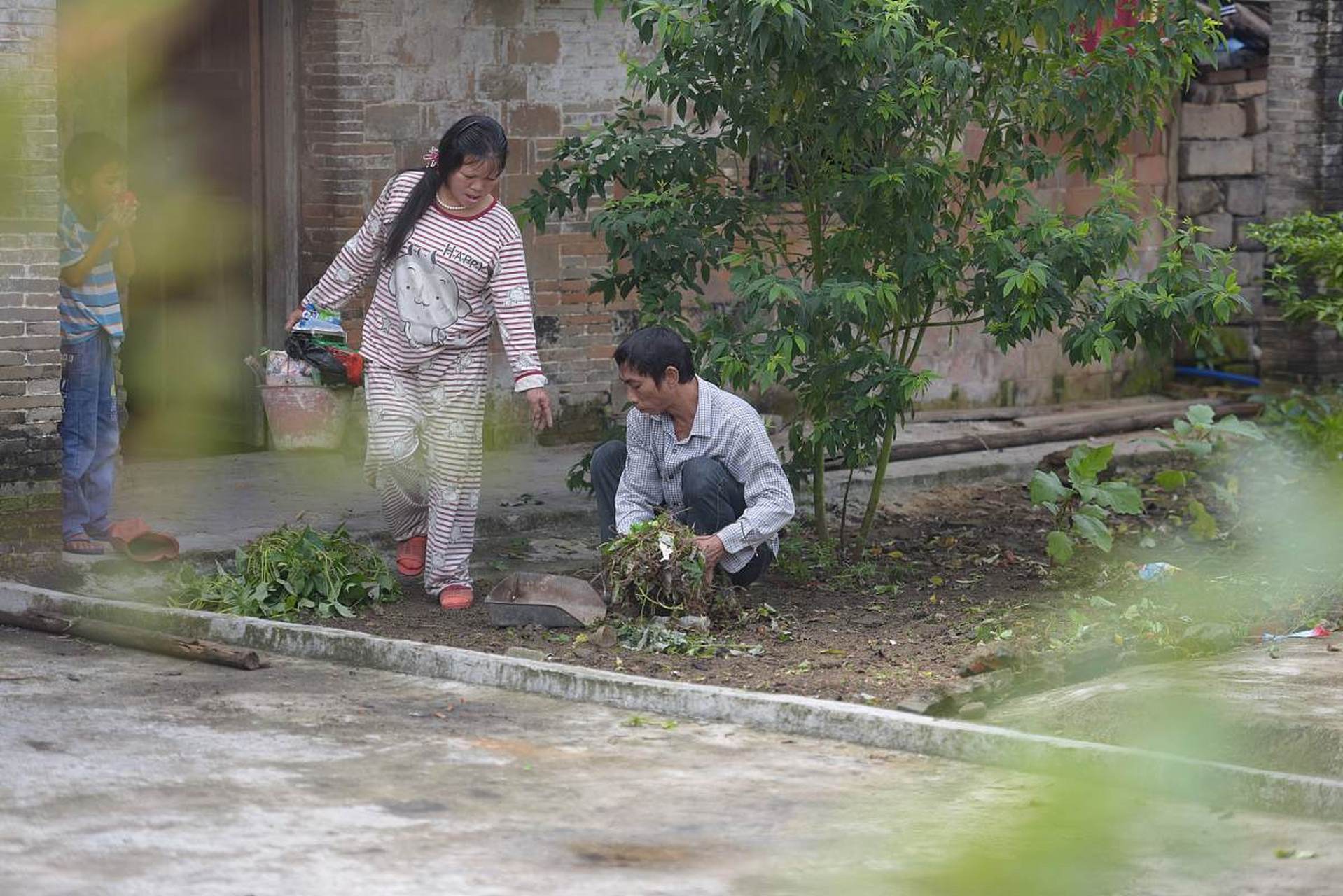 前几天晚上,两口子吵架,男的把女的按在厕所地上使劲儿揍,一边揍