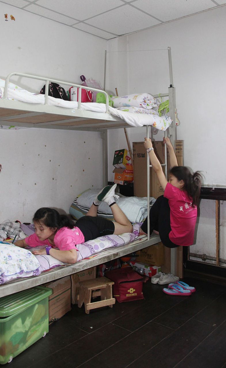 最近,四川内江资中县龙结中学的女生寝室就引发了广泛关注,女寝没有门
