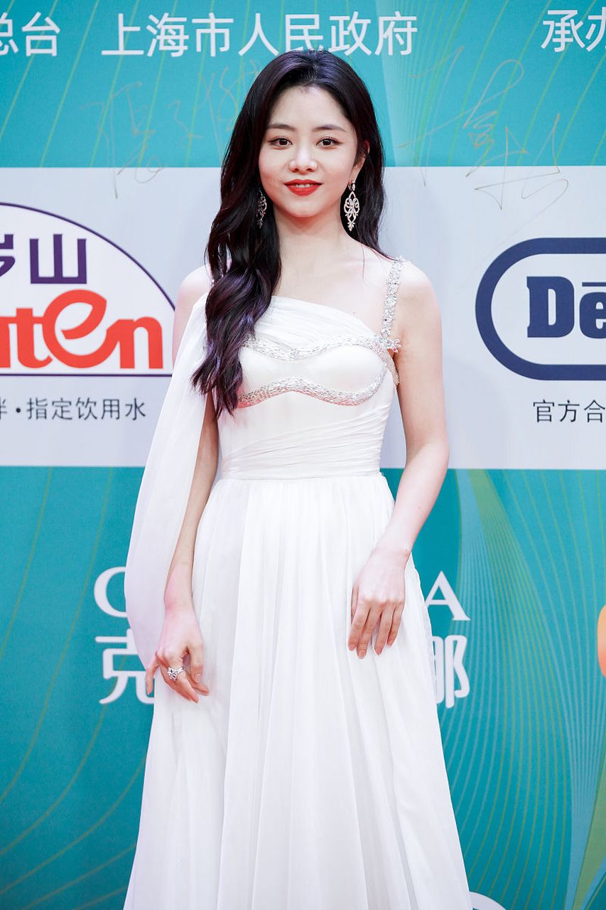 谭松韵的这套白色礼服装扮,简直不要太美了!显得身材高挑,女人味十足!