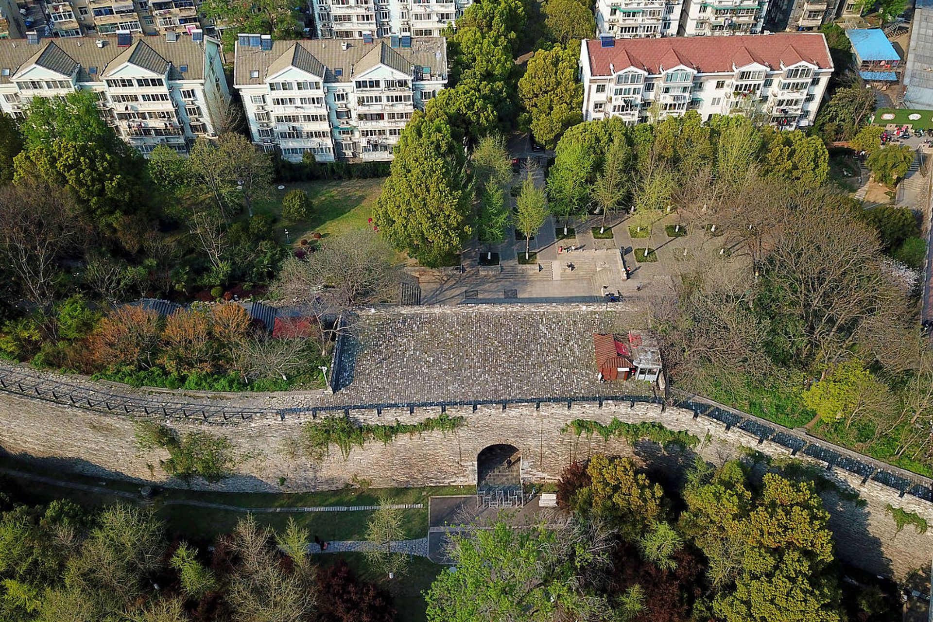 南宋皇城遗址位于杭州城南凤凰山东麓,曾是南宋皇帝的宫殿所在.