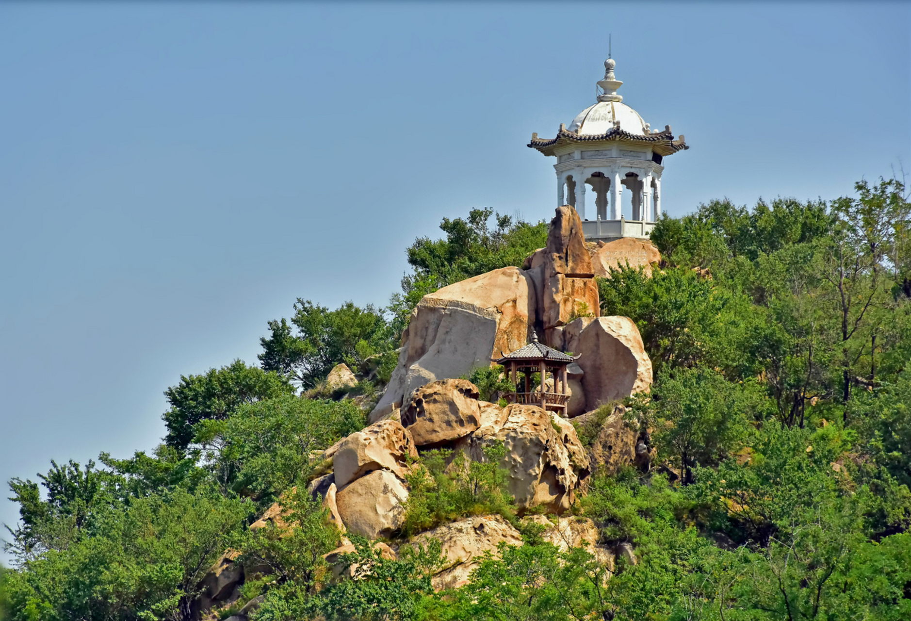 泌阳县位于河南驻马店,拥有众多旅游景点,如铜山风景区,白云山,盘古山