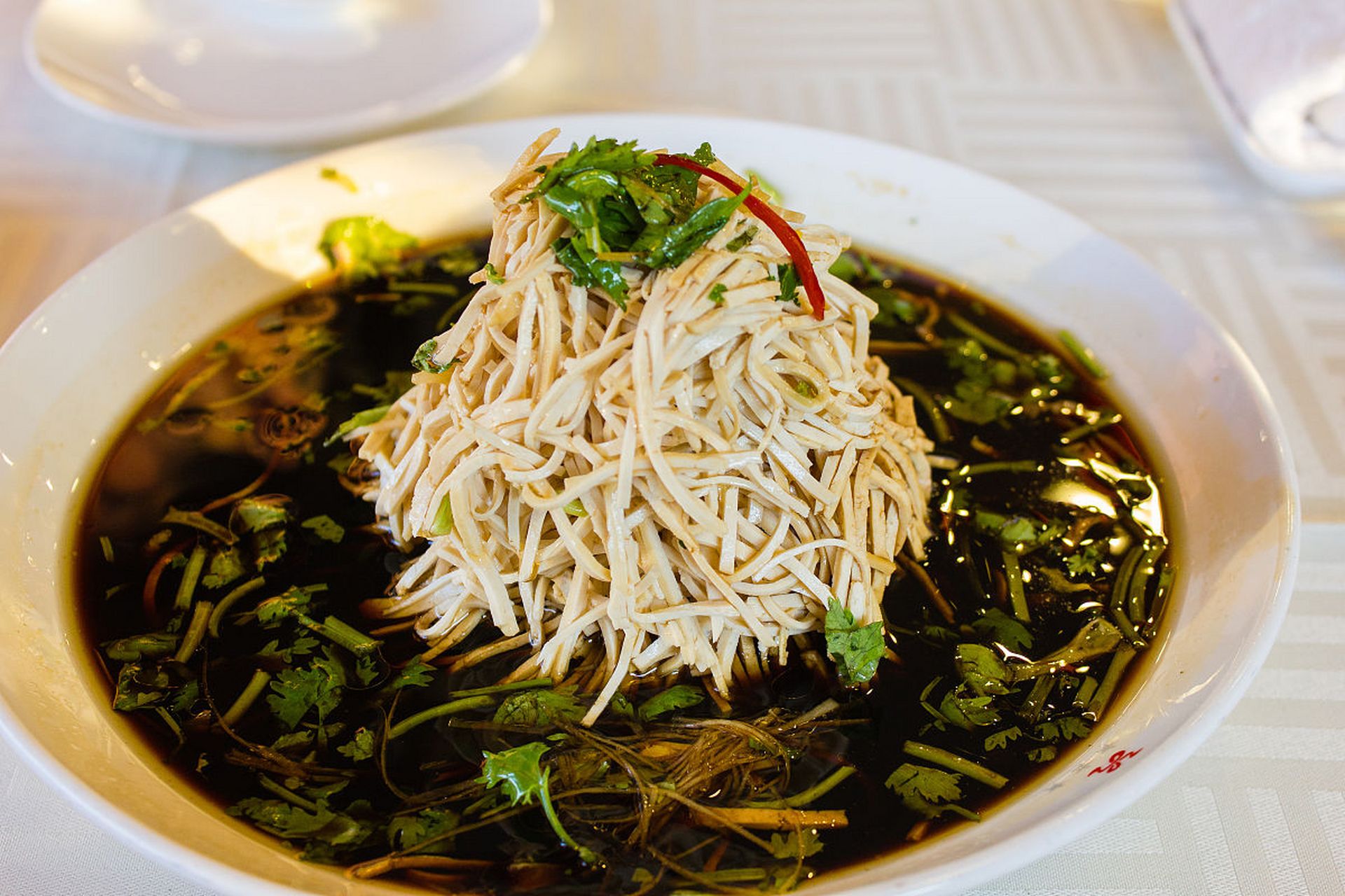 熬夜必备美食    大煮干丝  大煮干丝的做法:  主料:豆腐干适量 辅料