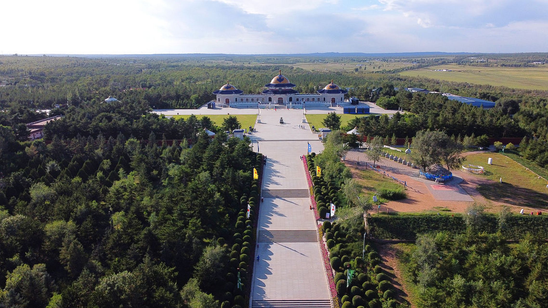成吉思汗陵旅游区,又称成陵旅游区,俗称东联景区(并非成吉思汗陵)