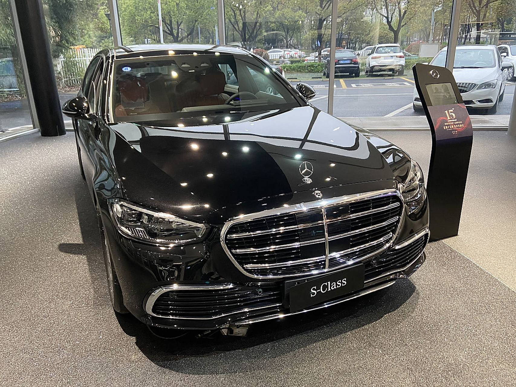 2023款奔驰s480是一款豪华轿车,是奔驰s级系列的一部分.