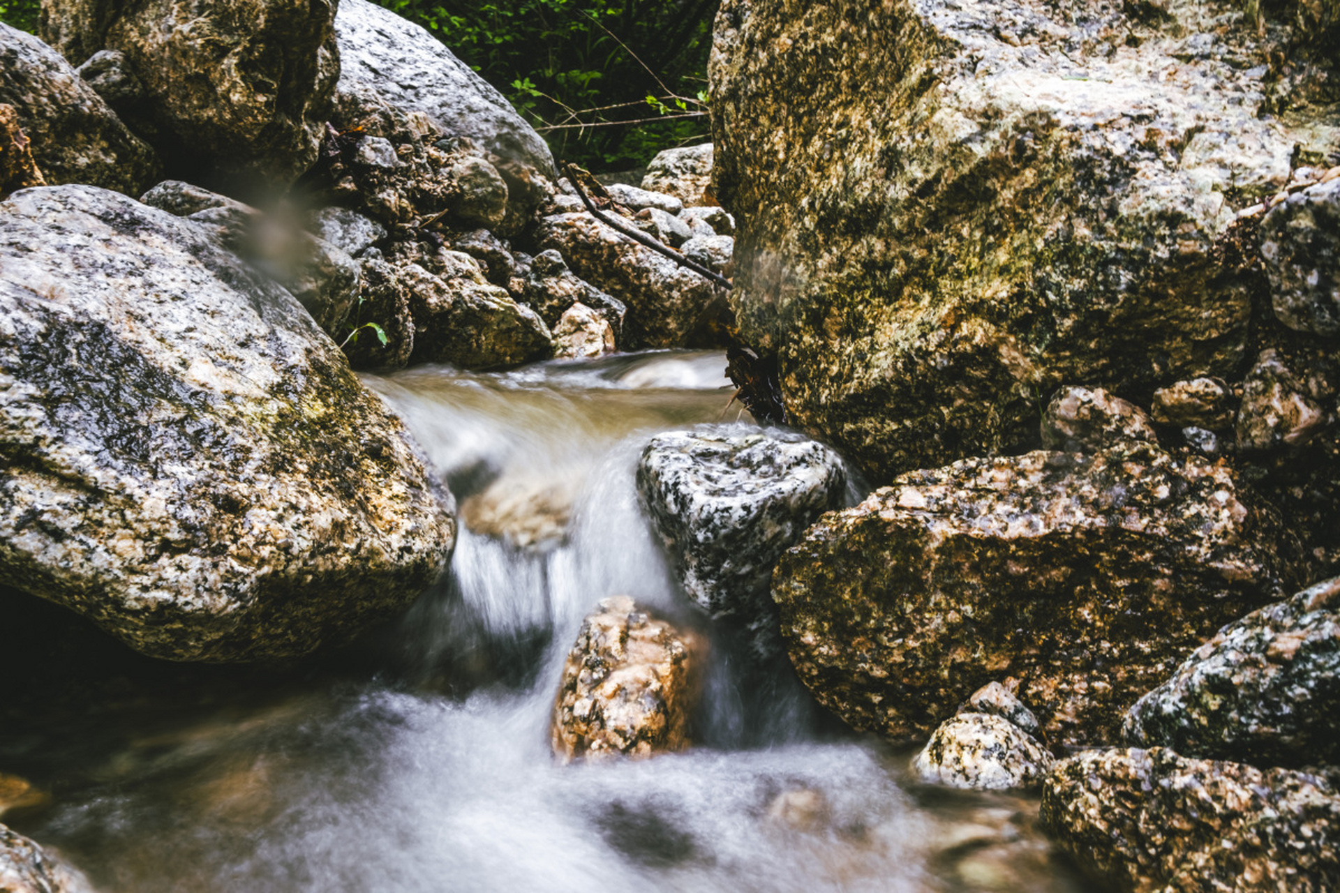 秦岭江山风景区藏着惊艳的自然景观:海石芽地质构造,溶洞奇观和心跳