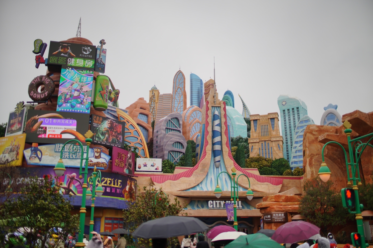 以下是一些适合亲子游的地方,以及它们的主要景点和活动:  上海迪士尼