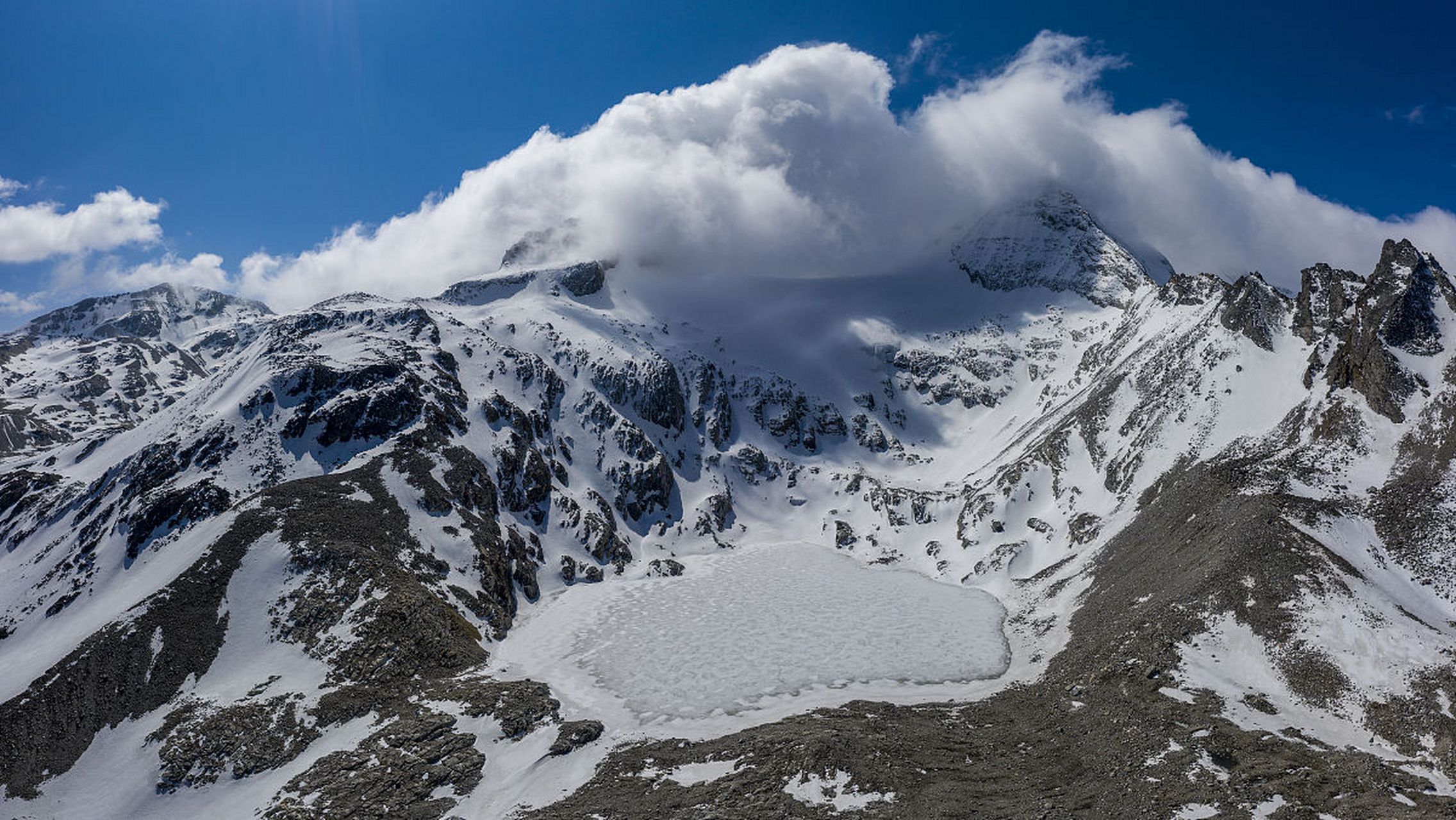 喜马拉雅山脉是世界上最大的山脉之一,横跨中国,印度,尼泊尔,不丹和
