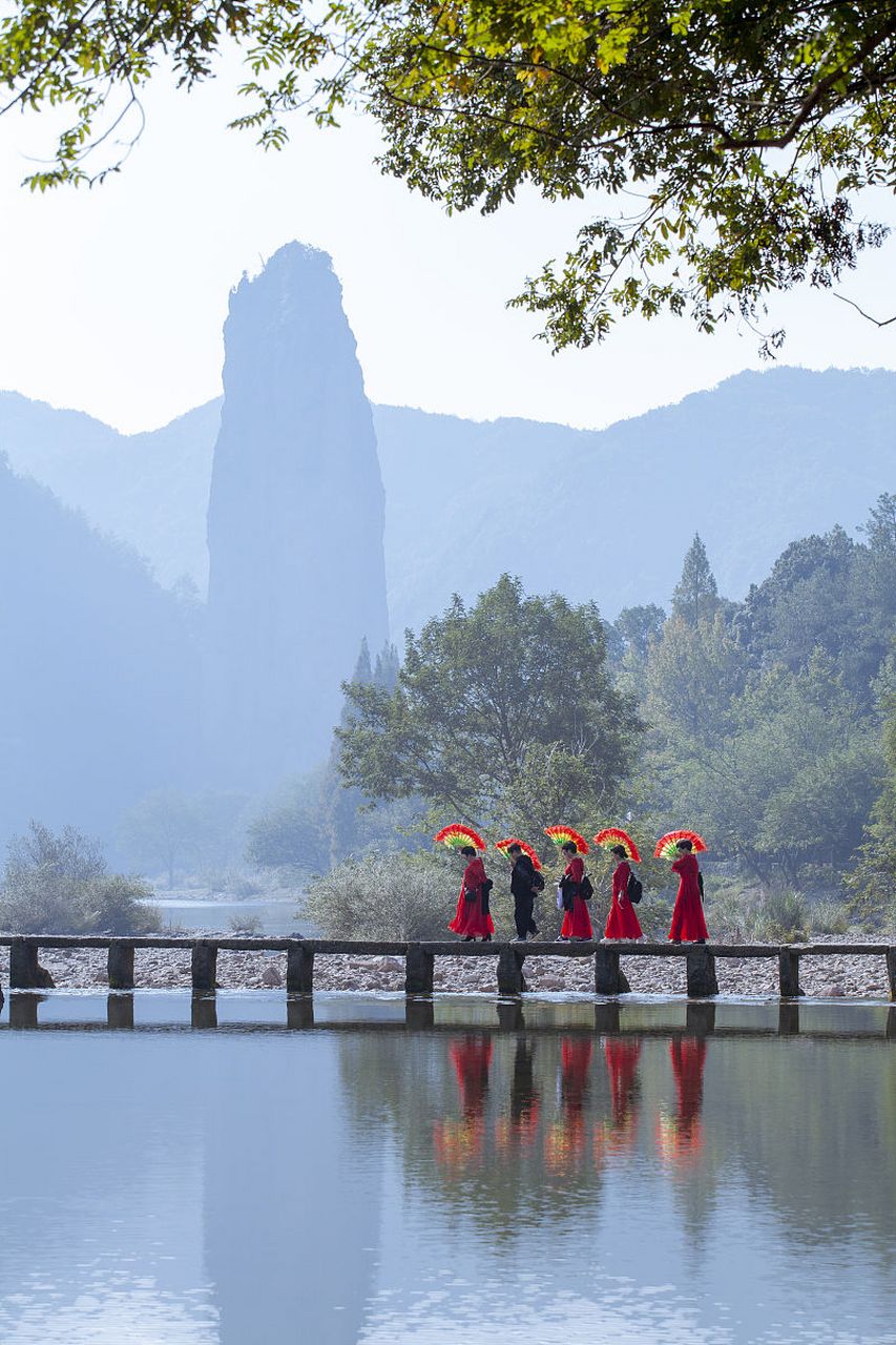 缙云仙都风景名胜区:以其峰岩奇绝,山水神秀而著称,是国家重点风景