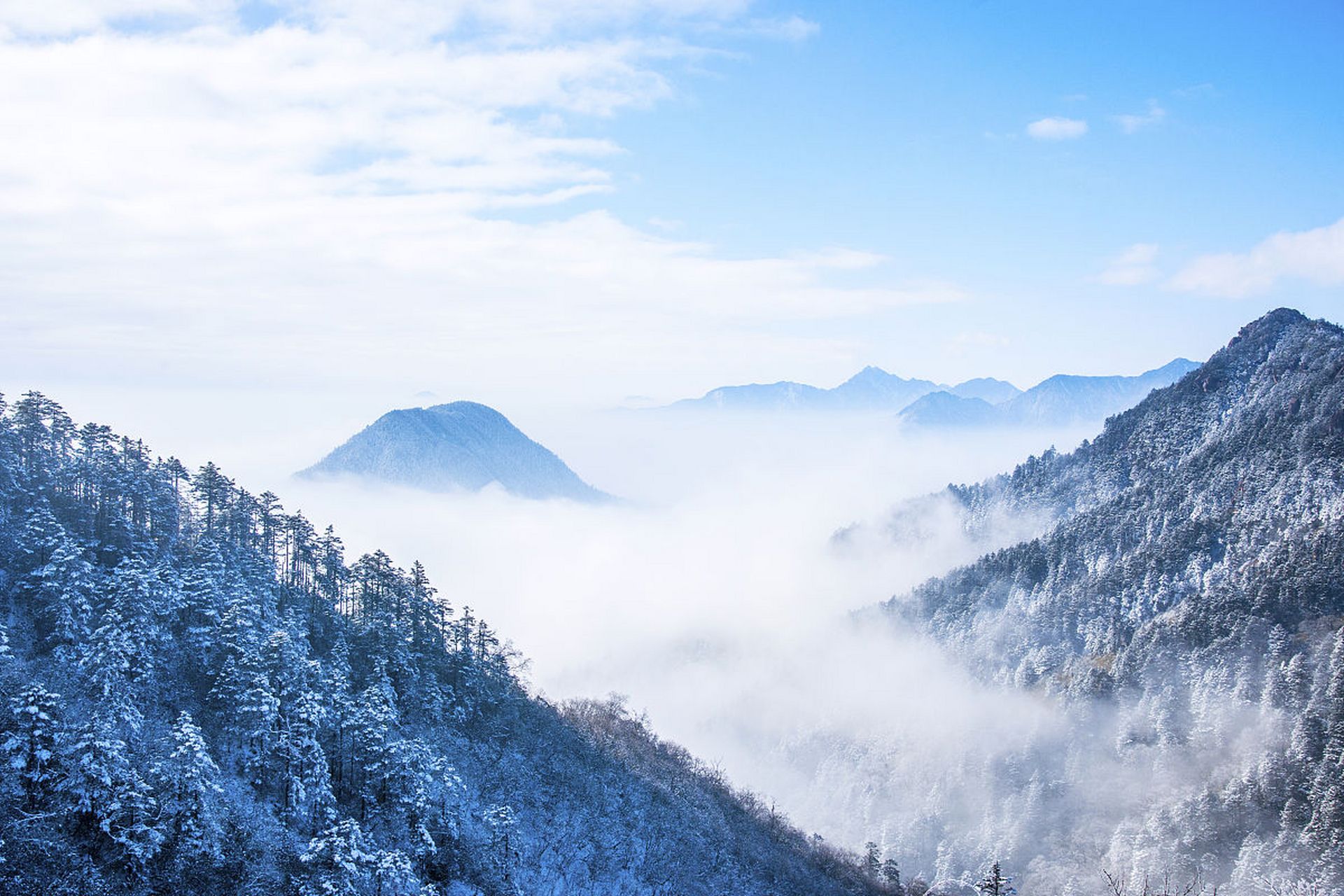 四川大邑西岭雪山是一个非常适合旅游和户外活动的地方,以下是推荐