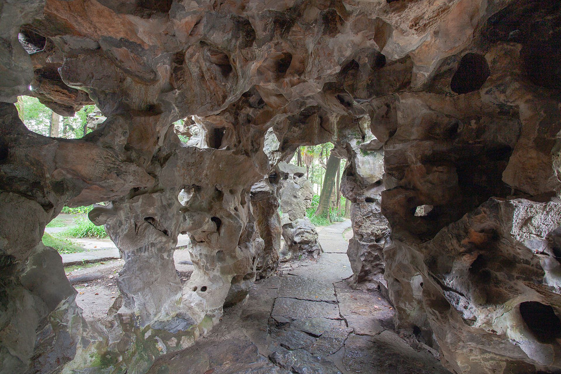 白莲洞遗址位于广西柳州市东南郊,为旧石器时代文化遗址,因洞口白色