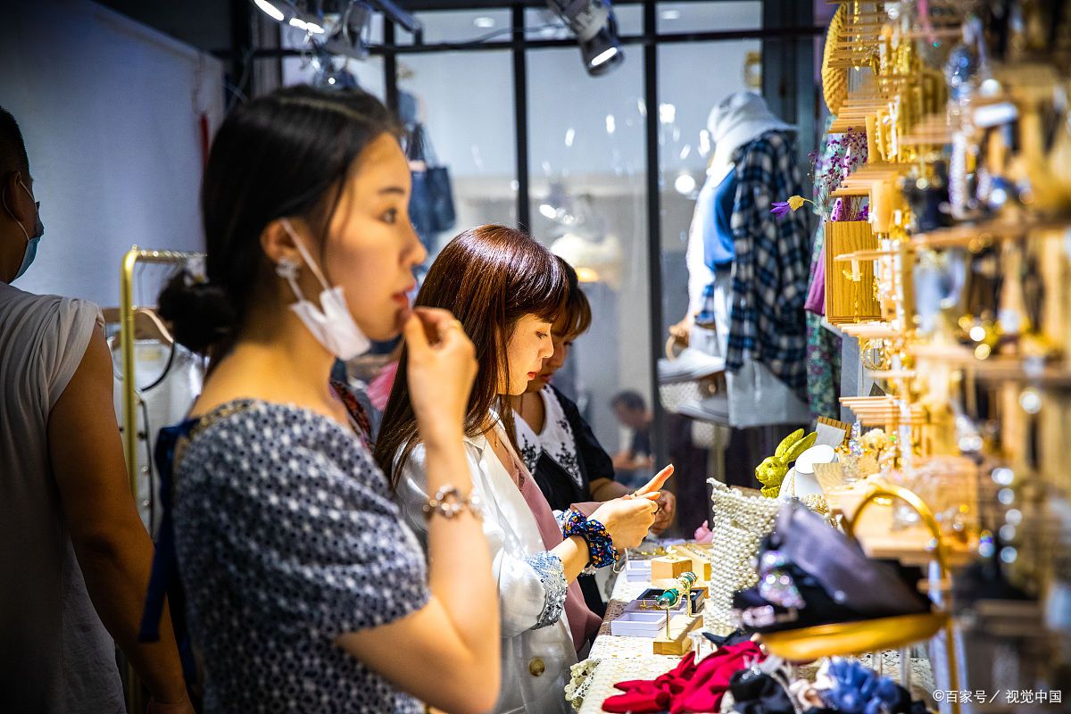 90后一个美女摆地摊卖衣服,3个月赚了100万