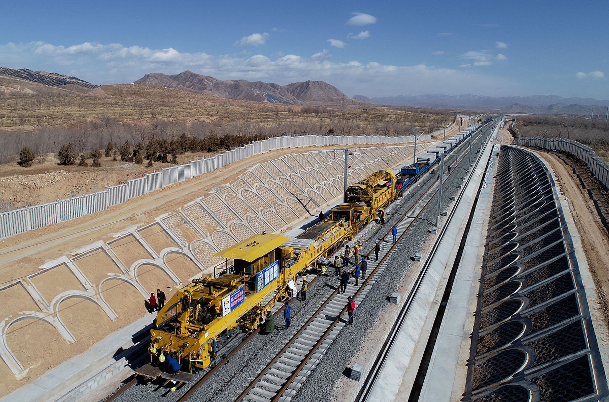 历史上的今天,兰新铁路复线全线铺通 #百家新收益#  兰新铁路是新疆