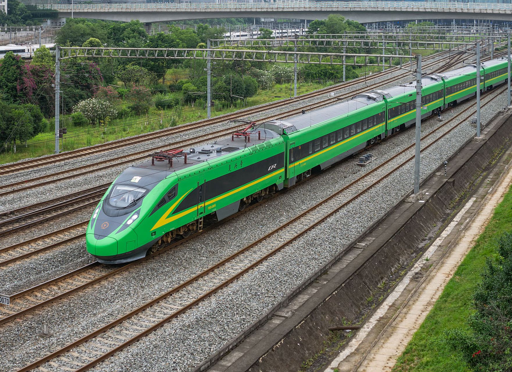 火车c开头的是城际动车组列车,通常在相邻城市间运行,采用先进的动车