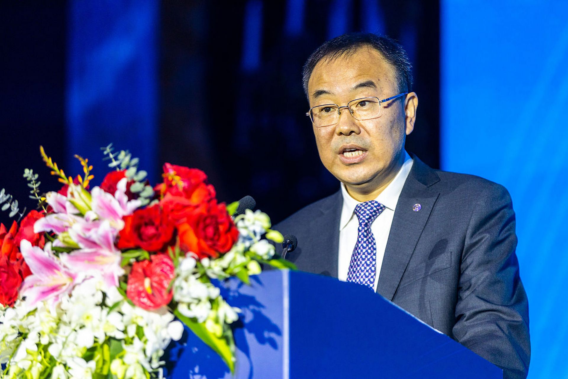 刘金在9月17日北京苹果的手机店前怒砸苹果手机.