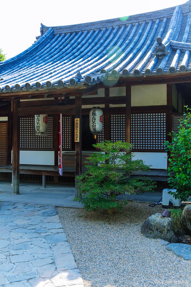 寺院建筑风格典雅,庭园景色优美,是日本平安时代建筑和庭园艺术的杰出