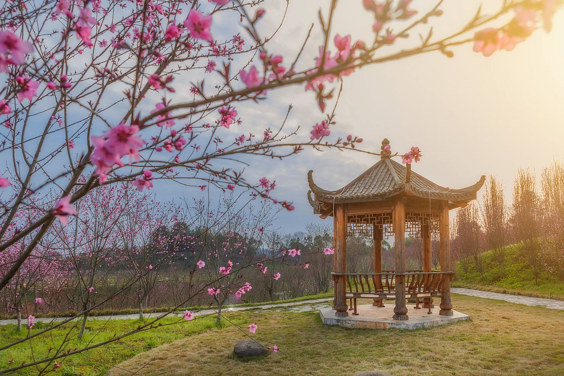 湖南桃源县的常德桃花源旅游区,是一处宛如世外桃源的5a级景区.