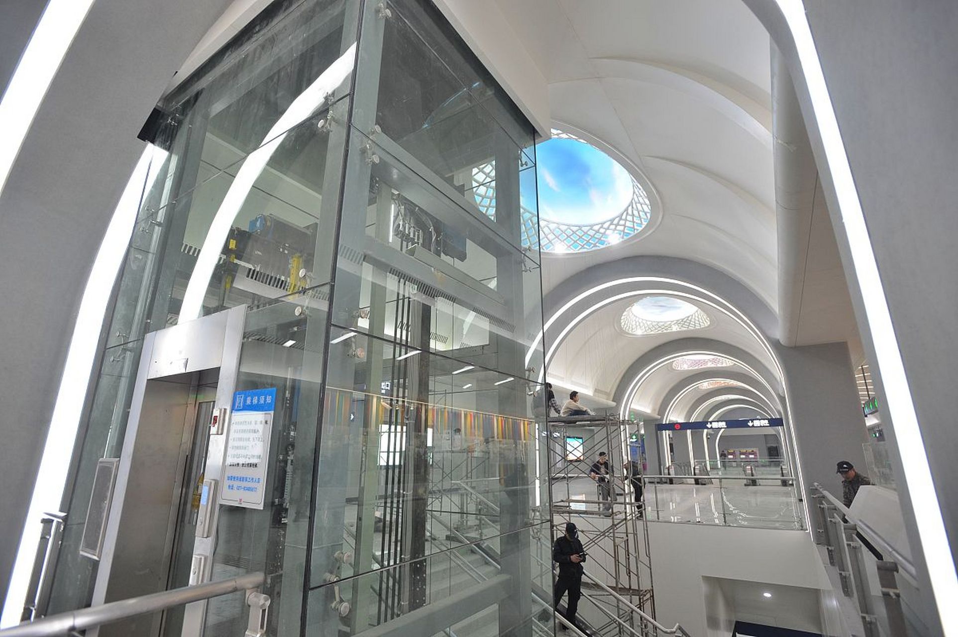 电梯轿厢静音风扇是一种专门用于电梯轿厢内的高效静音风扇,其主要