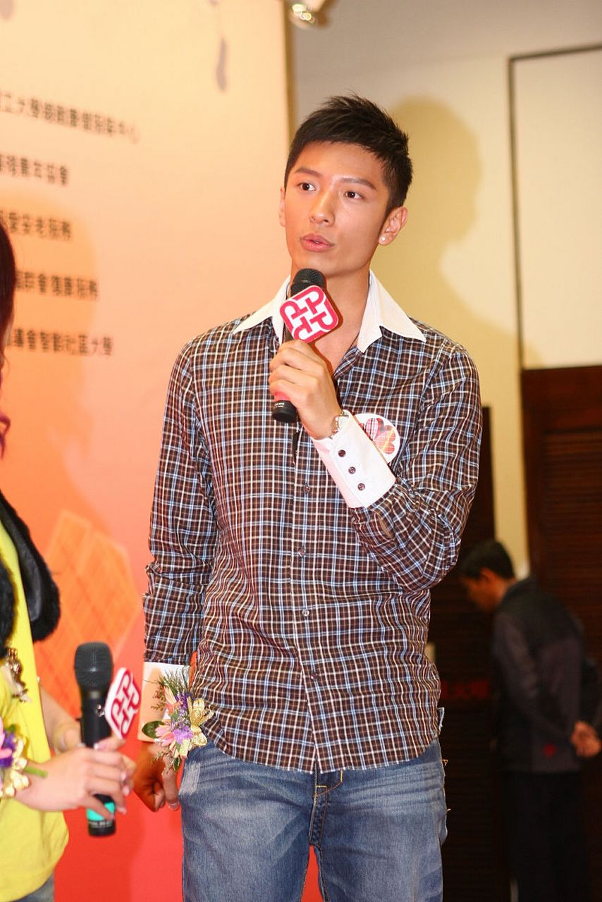 高钧贤参加完香港先生后加入了 tvb,但从始至终都没被捧过,从来没有做