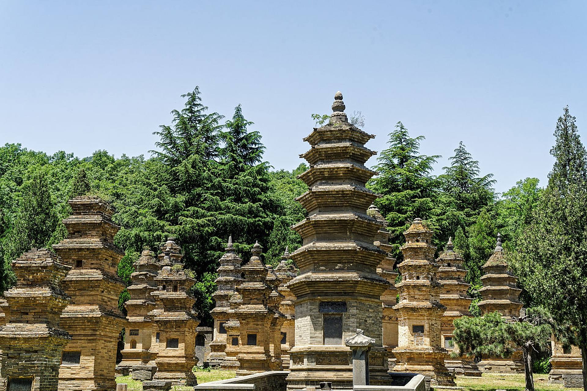 嵩山少林景区位于中国河南省的登封市,是一个集自然景观,文化遗址和