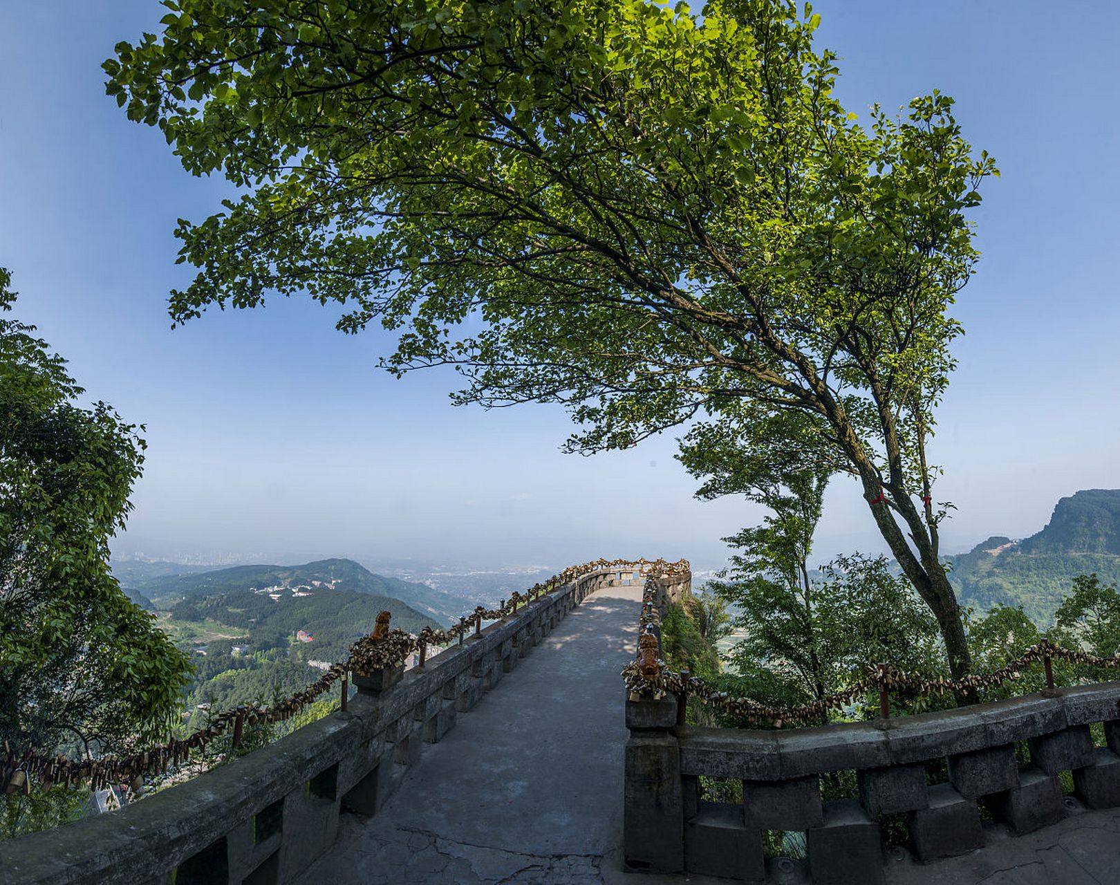 在东方神州的大江南北,有着众多的风景名胜,其中重庆古剑山风景区是一