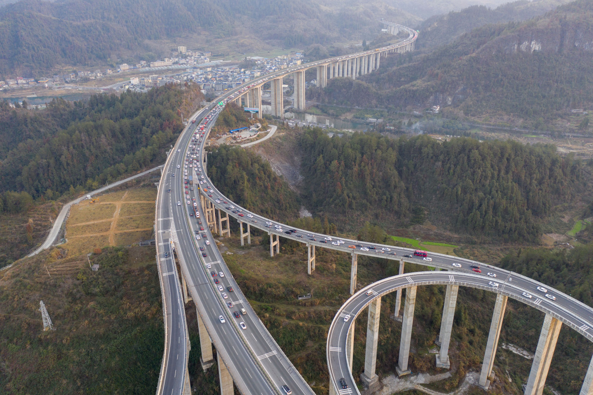 近日,芷铜高速进入主线沥青路面摊铺施工阶段,这项施工工作的开展加快