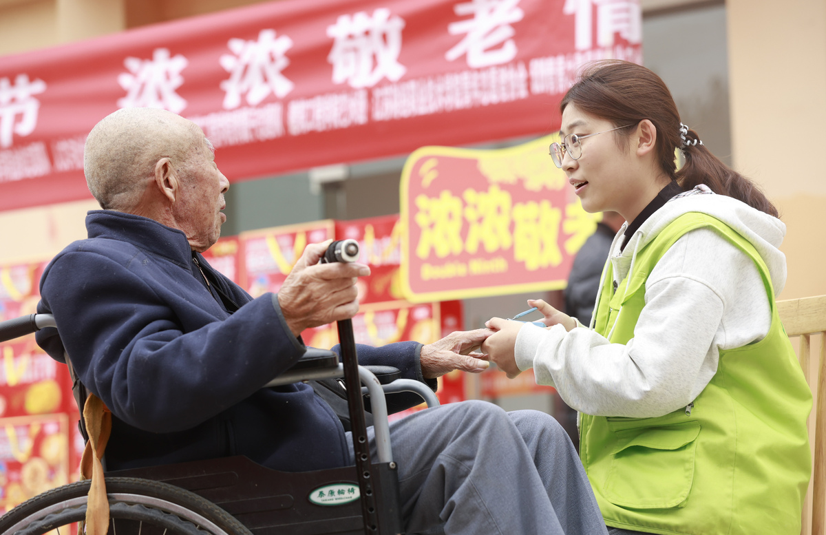 关于世纪坛医院陪诊协助挂号独居老人看病，有人陪伴照料的信息