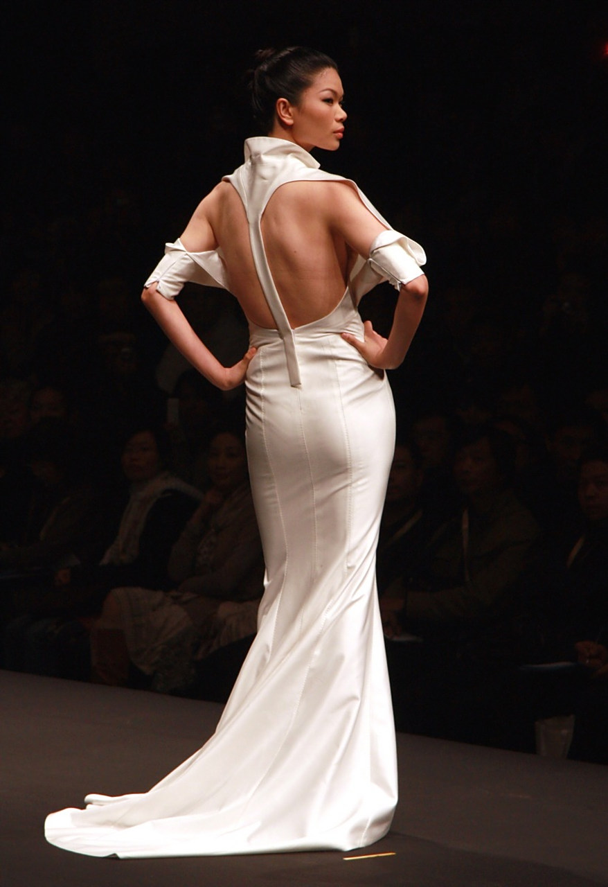 国际名模"丑小鸭"吕燕亮相t台,他是世界超模中为数不多长相令人难以