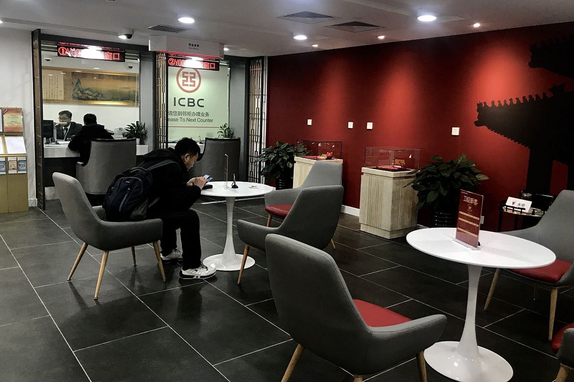 银行普通客户应该"礼让"银行vip客户吗?