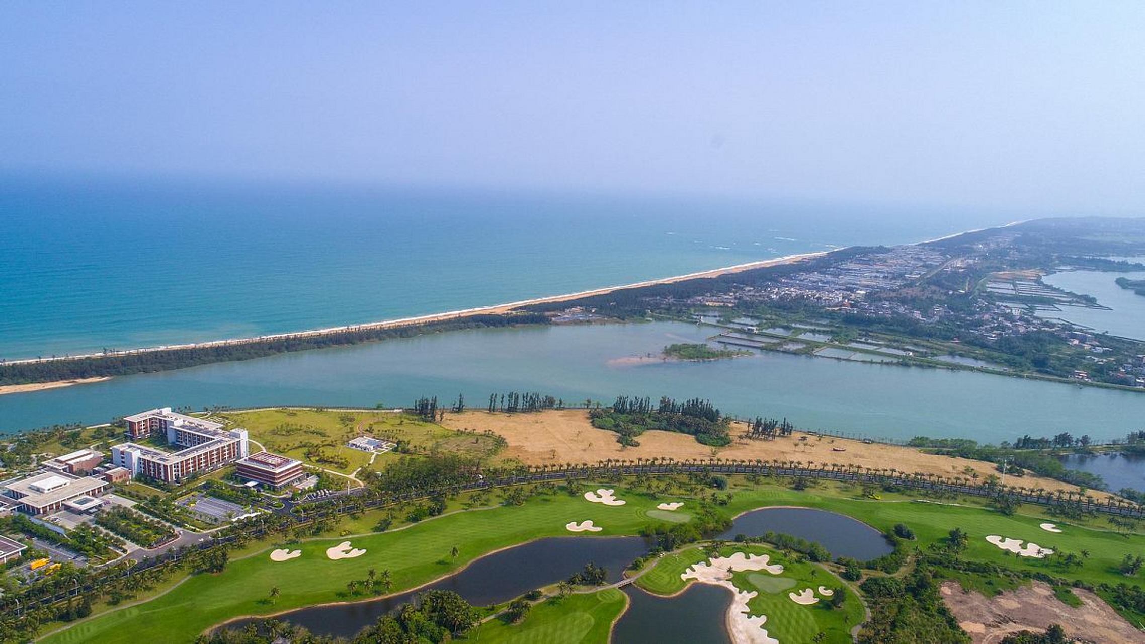 琼海市是海南的县级市,有着丰富的美食和旅游景点,如博鳌亚洲论坛