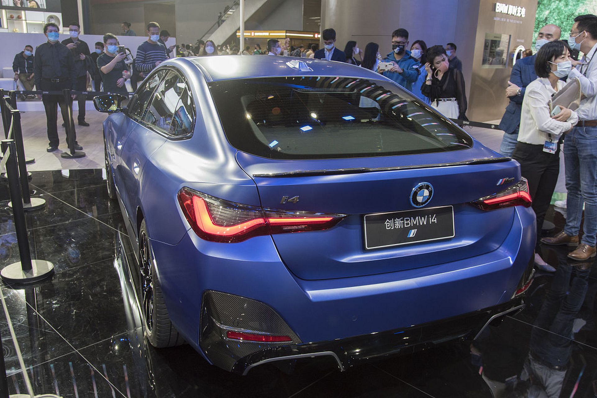 宝马i4在德国本土的销量表现非常出色,这款电动车型凭借其出色的性能