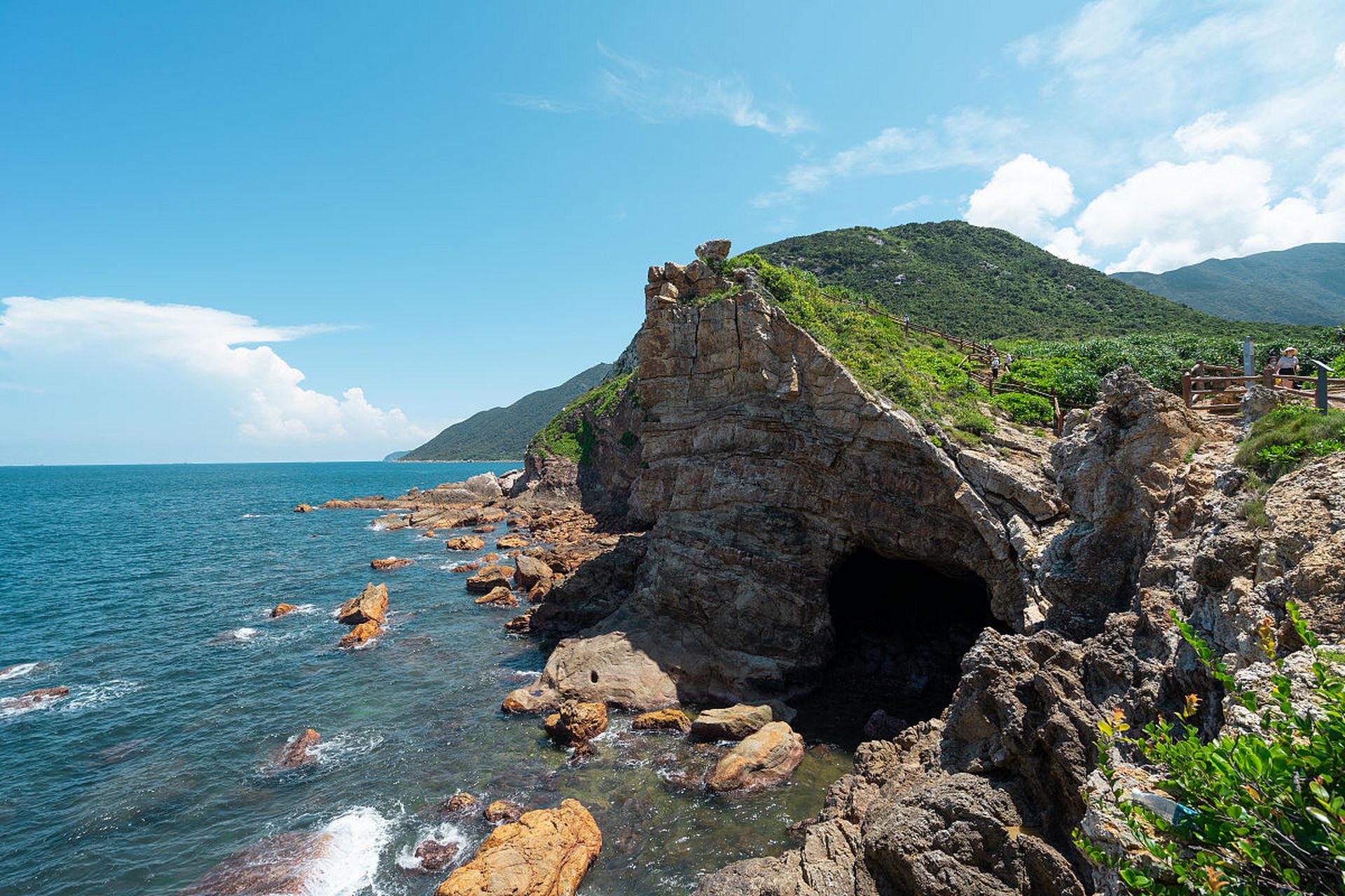 深圳大鹏半岛国家地质公园就像一幅生动多彩的自然画卷,总面积高达150