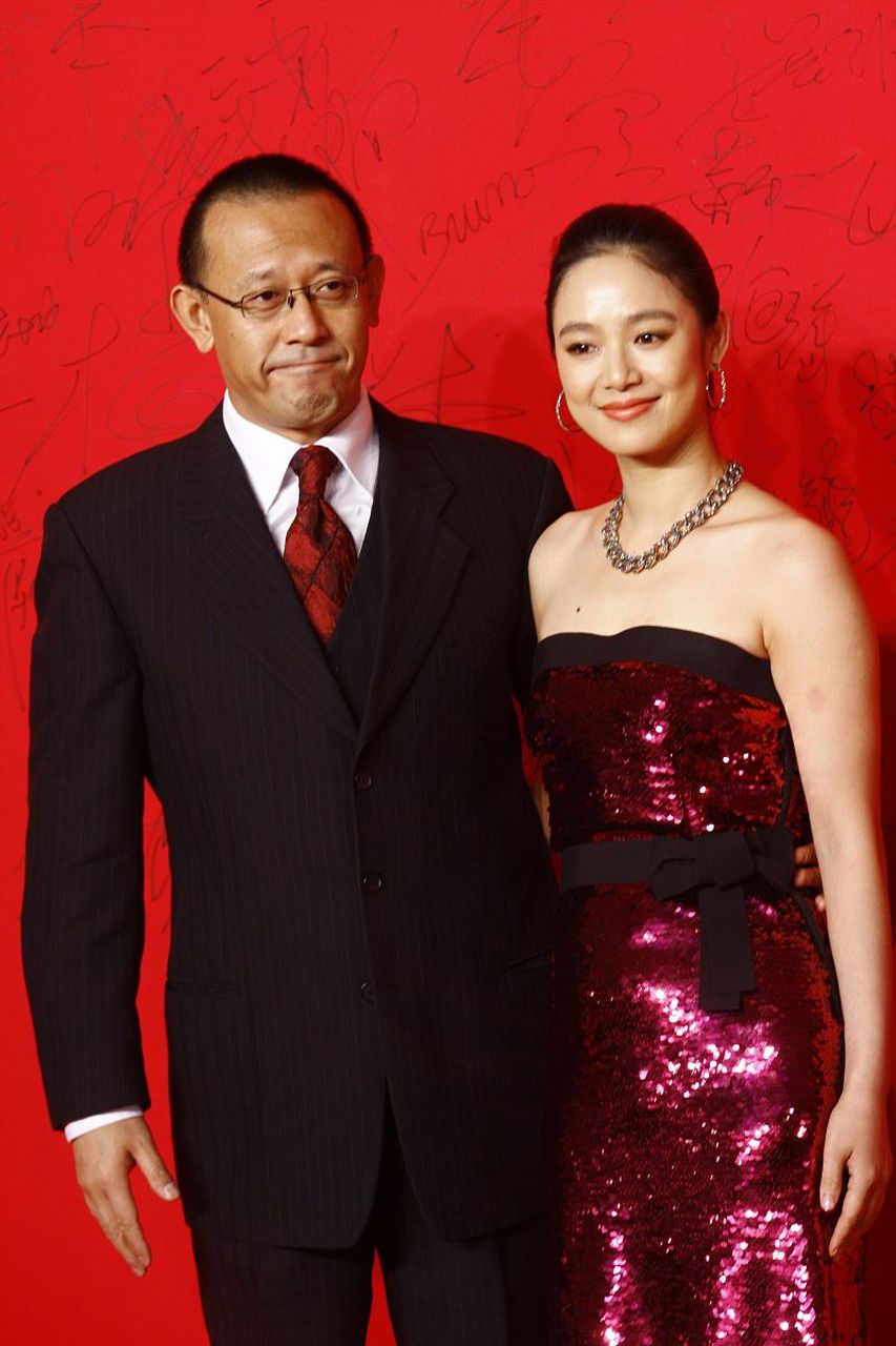 2006年,姜文导演《太阳照常升起》,影片刚开拍不久,就爆出女演员周韵