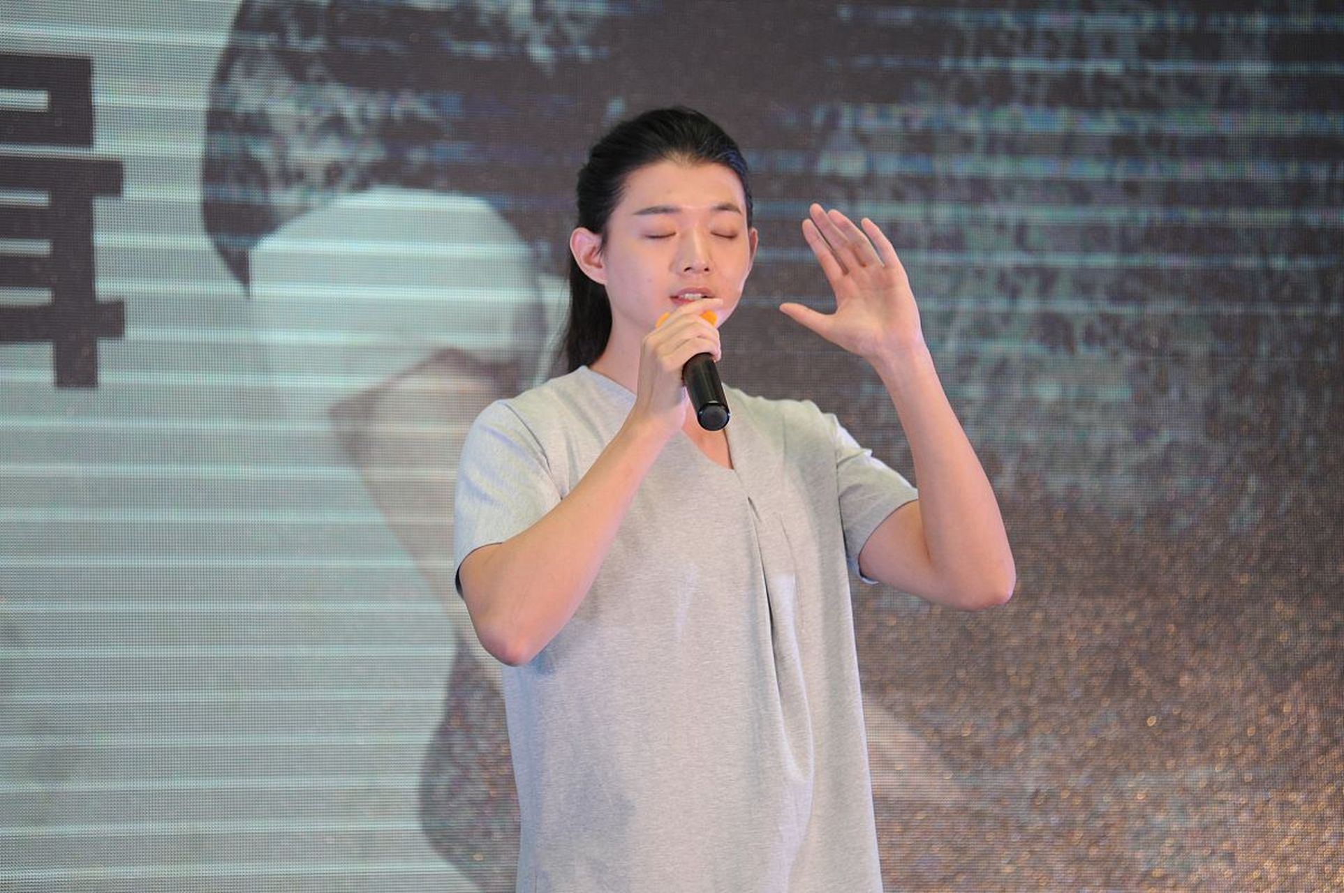 16日,霍尊晒出与施冰岚的合照,宣布恋情:"我们在一起两年多了,谢谢