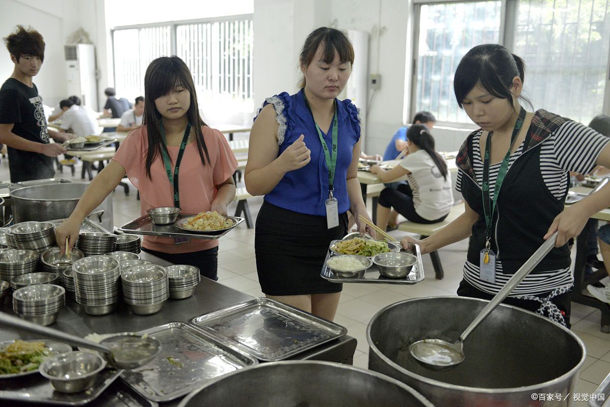 小伙和食堂大妈图片