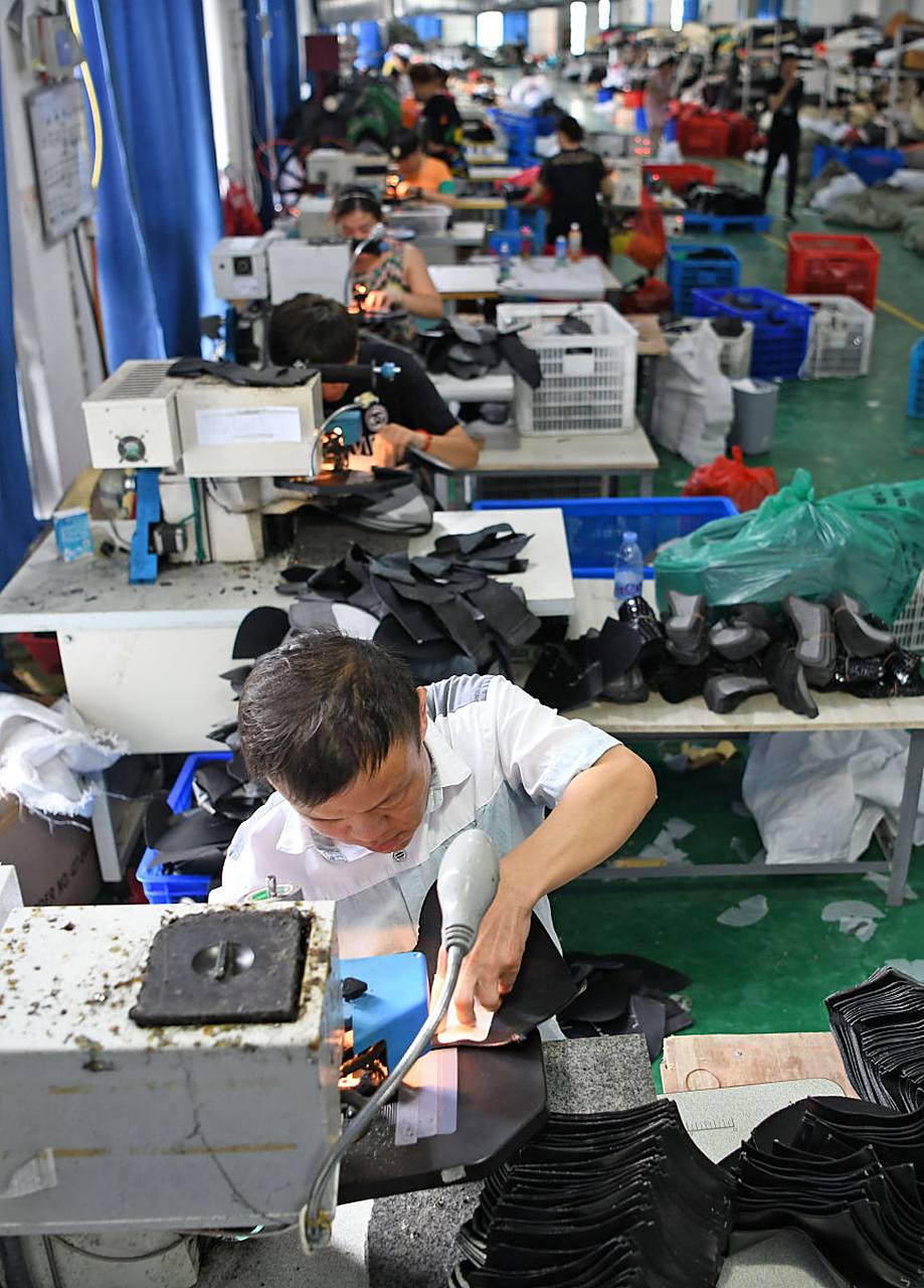 广西一高校被曝送学生进厂打螺丝# 近日,广西外国语学院一名学生自曝