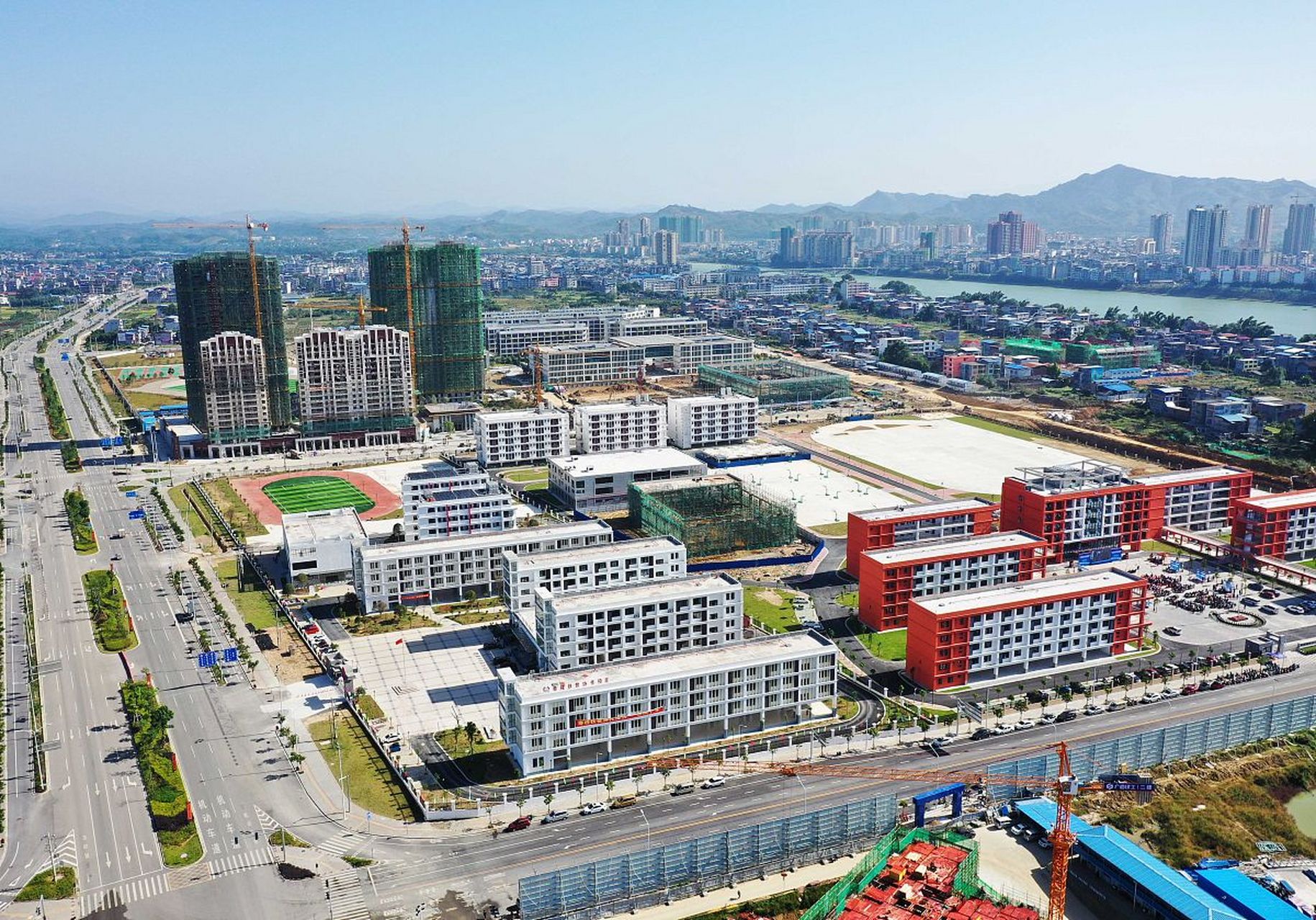 陆良县,隶属云南曲靖.位于云南省东部,曲靖市南部.南盘江上游.