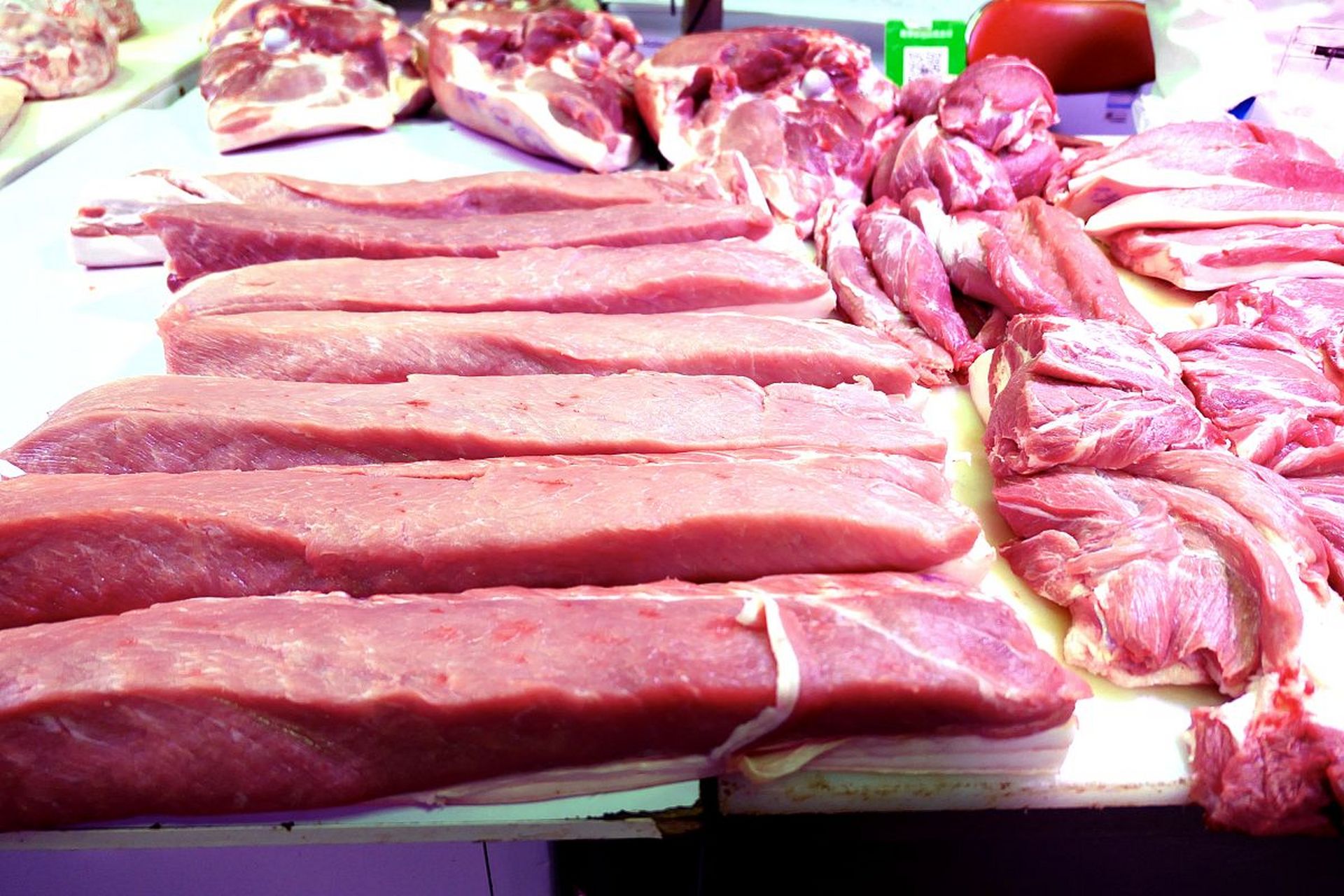 今天去菜市场买菜,想买点猪肉,一问价,五花肉9块,里脊13块,真没想到