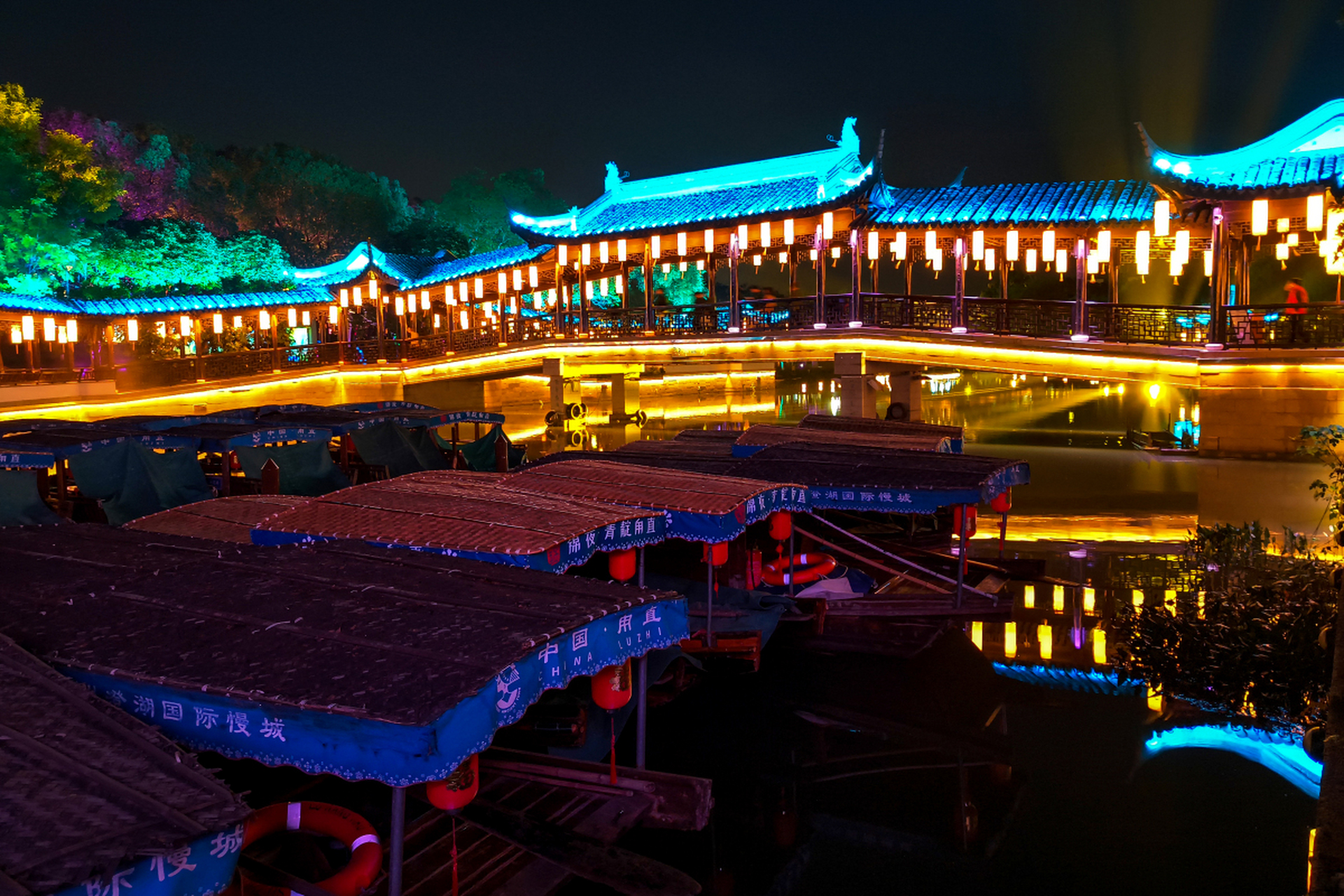 的锦江府南河边,微风拂面,晚饭后和朋友们一起散步,欣赏着美丽的夜景