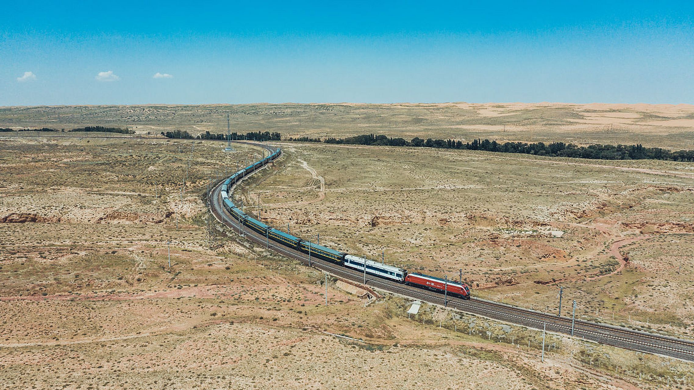 青藏铁路,这条穿越世界屋脊的巨龙,今年迎来了首趟旅游专列的开行!