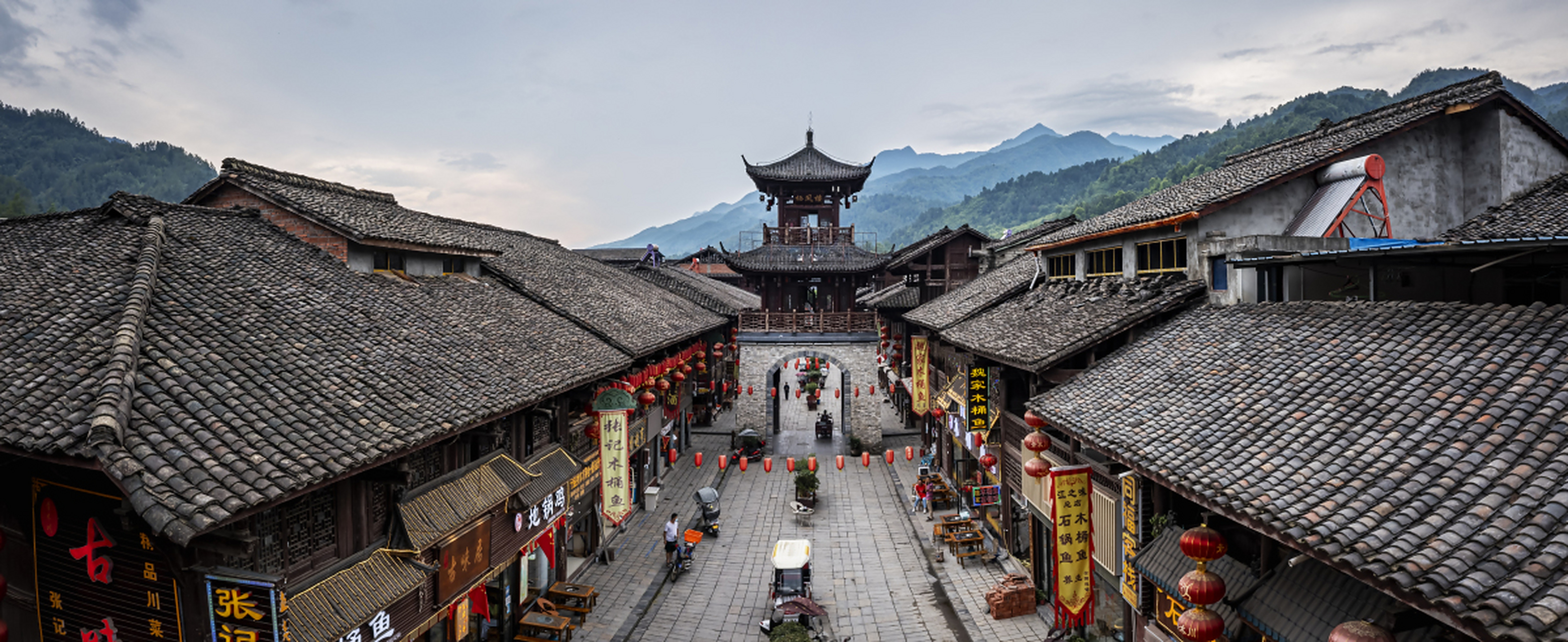 青木川古镇位于陕西汉中市宁强县,是三省交界处的一座保存完好的古镇.