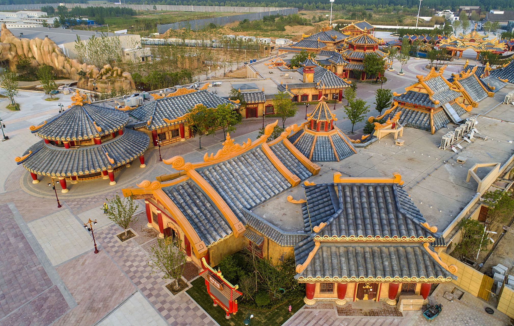 位于浙江省龙游县湖镇镇曹垅村的龙天红木小镇,以红木建筑风貌文化园