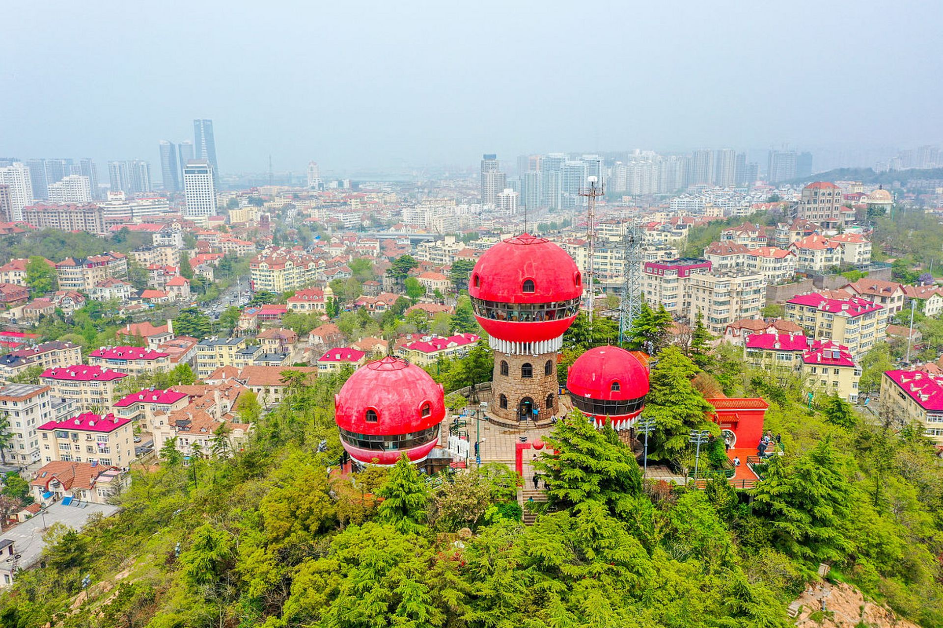 信号山公园位于山东省青岛市市南区中部,海拔98米.