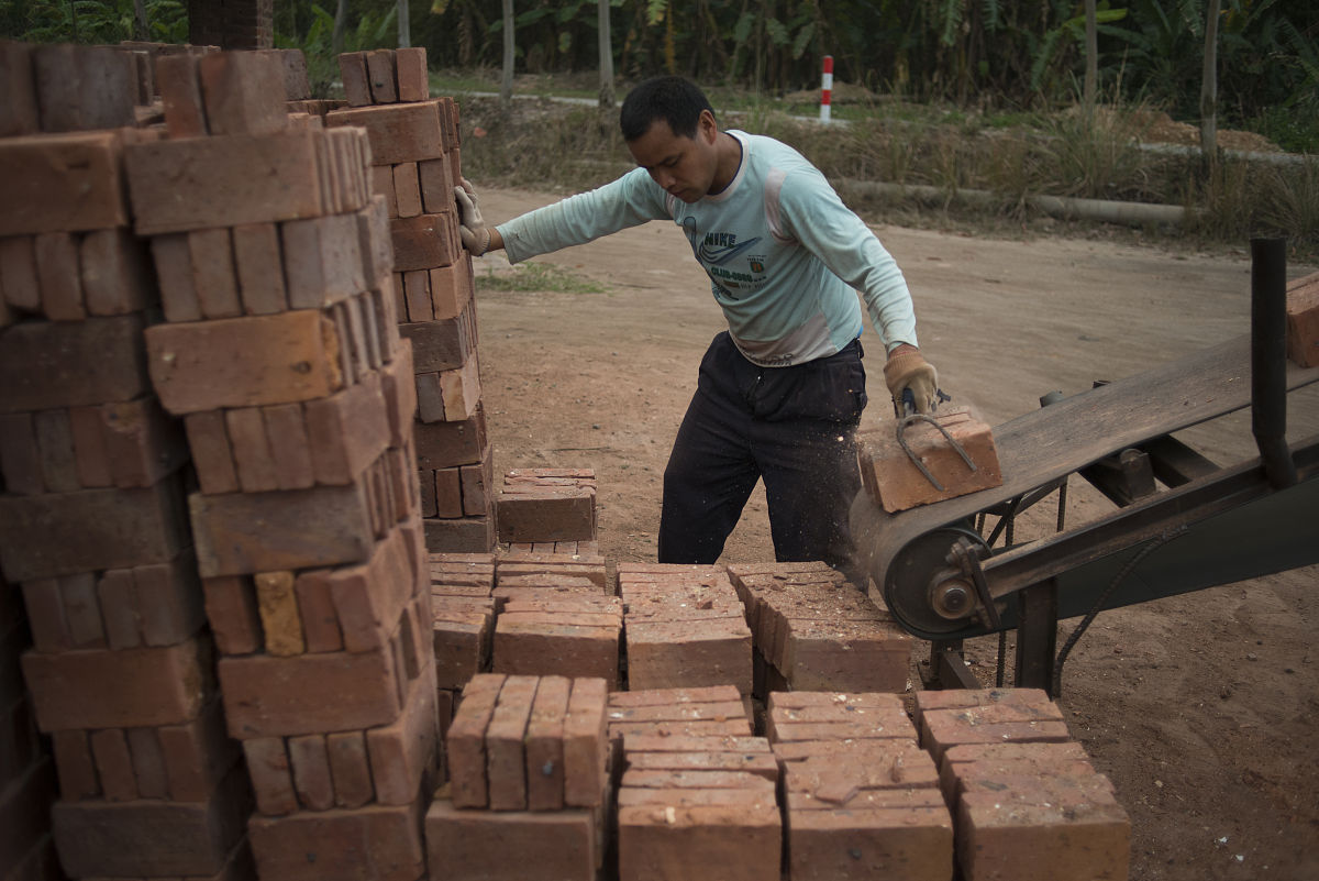 90后搬砖工9年扛300万块砖:他攒下的不只是200万