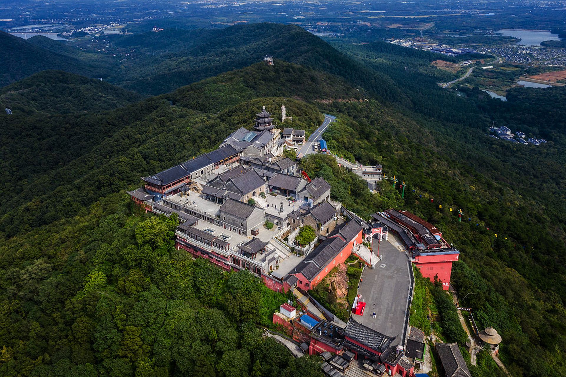 位于江苏省镇江市的茅山风景名胜区隐藏着神秘的地质奇观.复杂的地质