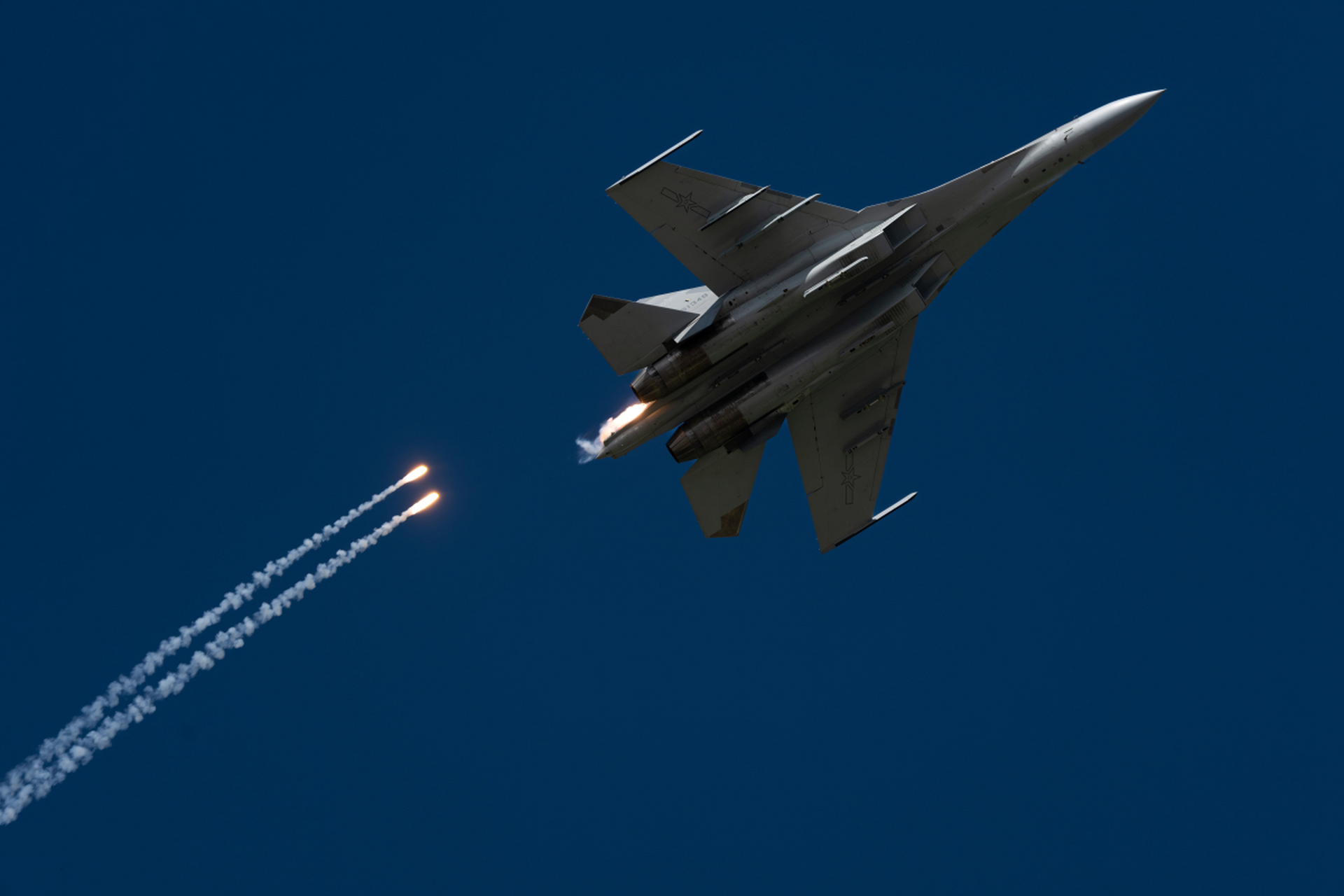 中国歼16战机驱离外机彰显强大实力,颜值与战斗力并存的顶尖武器 近日