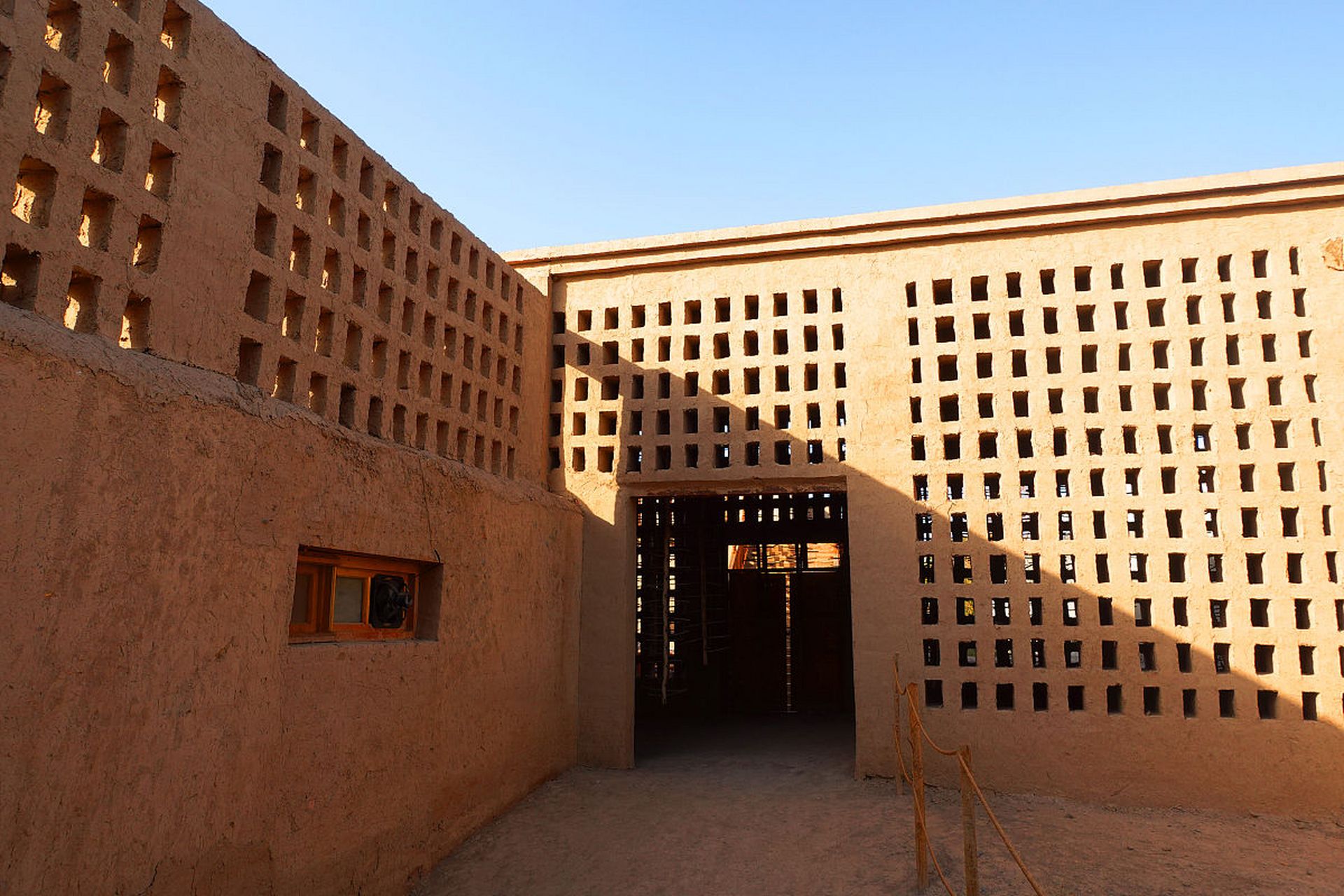 葡萄晾房  在新疆吐鲁番地区,公路两侧常常见到一座座四面透风的房子