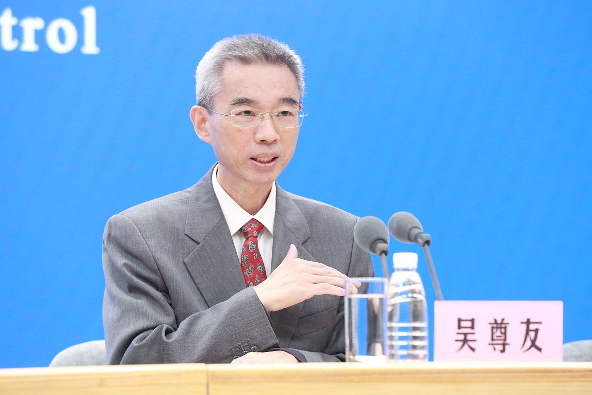 工作方面,吴尊友在中国疾病预防控制中心担任重要职务,负责艾滋病