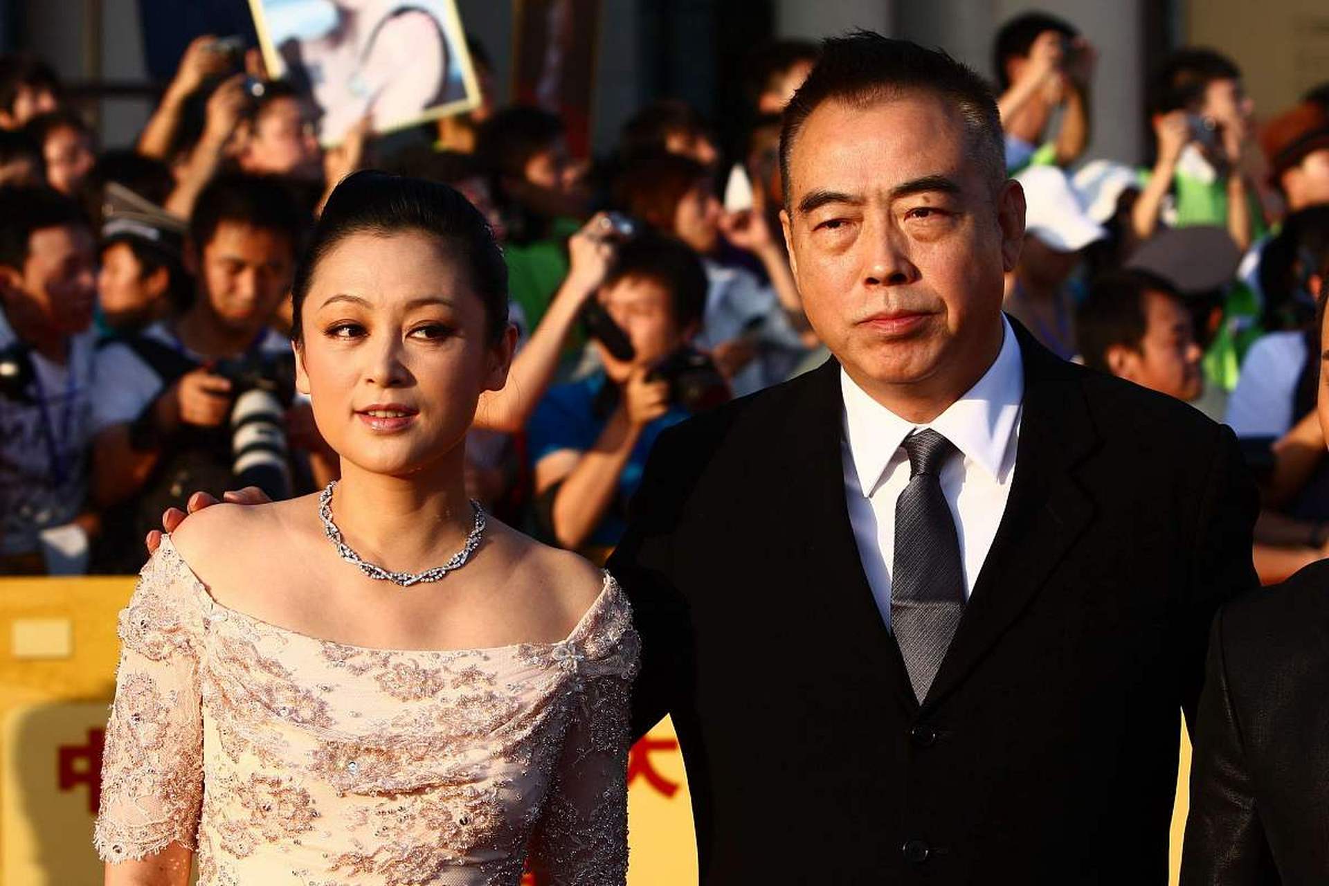 陈凯歌听了很高兴,一口气给陈红挑了30件高档服装