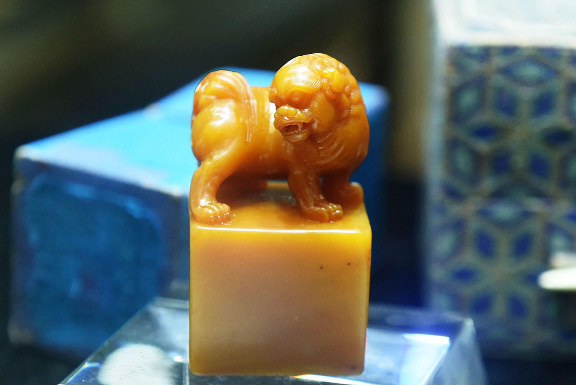 田黄石作为中国四大印章石之一,具有独特色彩和纹理,被收藏家青睐.